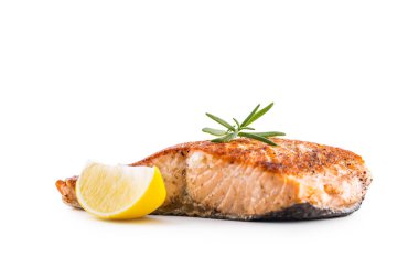 Somon balığı. Steakisolated beyaz zemin üzerine somon kızartma