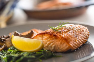 Somon fileto kızartma. Bölümünü fırında mantarlı ıspanak mantar Restoran barda somon fileto veya otel