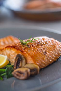 Somon fileto kızartma. Bölümünü fırında mantarlı ıspanak mantar Restoran barda somon fileto veya otel