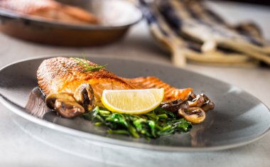 Somon fileto kızartma. Bölümünü fırında mantarlı ıspanak mantar Restoran barda somon fileto veya otel