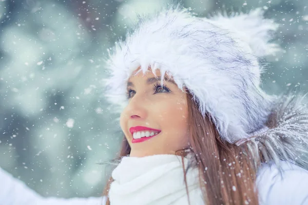 따뜻한 옷에 아름 다운 미소 젊은 여자. 겨울 눈 덮인 날씨에 초상화의 개념 — 스톡 사진