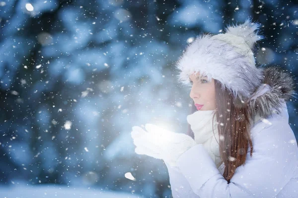 매력적인 젊은 여 자가 눈이 밤에 눈을 부 — 스톡 사진