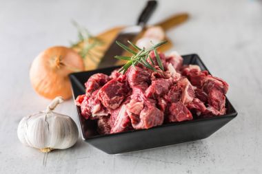 Sığır eti. Ham dilimlenmiş biftek et sarımsak soğan tuz biber ve biberiye