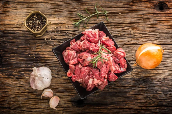 Sığır eti. Ham dilimlenmiş biftek et sarımsak soğan tuz biber ve biberiye — Stok fotoğraf