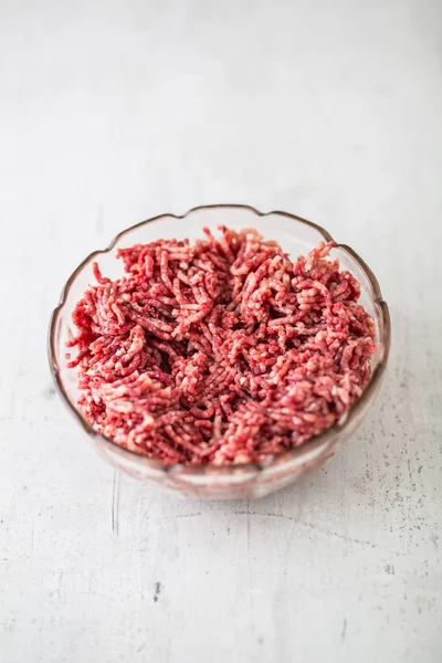 Viande de bœuf hachée de porc ou d'agneau dans un bol en verre — Photo