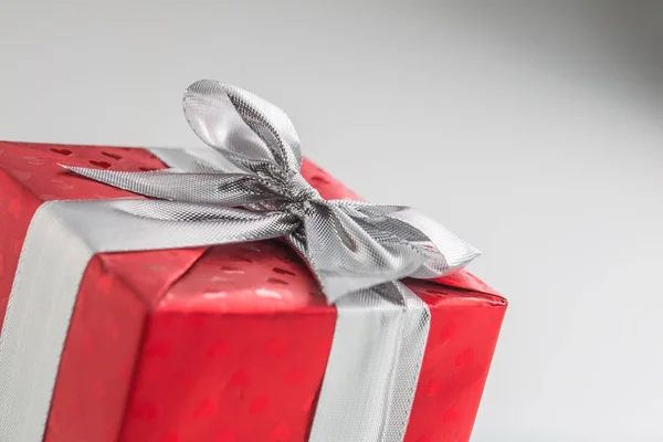 Рождественский валентинка или день рождения красный подарочная коробка с серебряной лентой — стоковое фото
