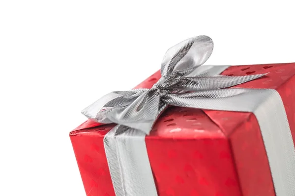 Caja de regalo de Navidad o cumpleaños rojo con cinta de plata aislada en blanco —  Fotos de Stock