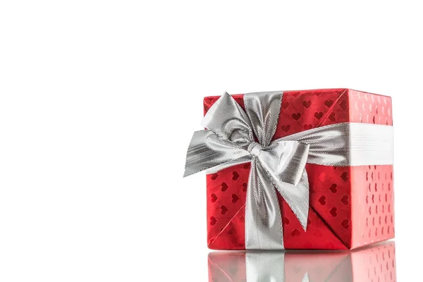 Ημέρα του Αγίου Βαλεντίνου ή γενεθλίων κόκκινο το πλαίσιο δώρο Χριστουγέννων με ασημένια κορδέλα που απομονώνονται σε λευκό — Φωτογραφία Αρχείου