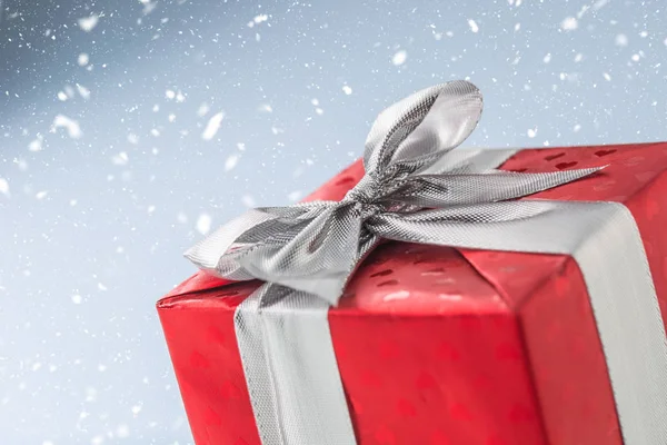 Weihnachten Valentinstag oder Geburtstag rote Geschenkschachtel mit silbernem Band — Stockfoto