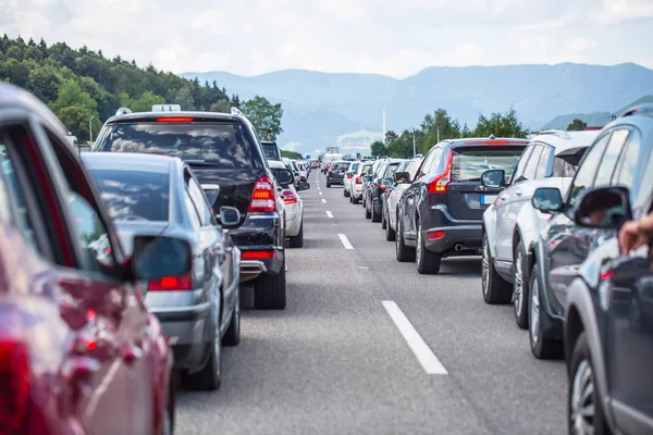 Stau Auf Der Autobahn Den Sommerferien Oder Bei Einem Verkehrsunfall — Stockfoto