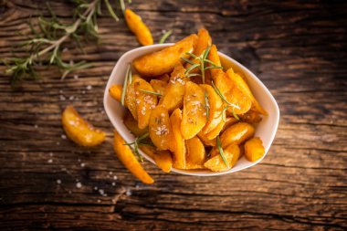 Patates. Biberiye tuz ve kimyon ile kavrulmuş Amerikan patates