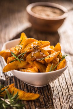 Patates. Biberiye tuz ve kimyon ile kavrulmuş Amerikan patates