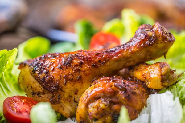 Grilled chicken legs lettuce and cherry tomatoes. Traditional cuisine. Mediterranean cuisine — Stock Photo, Image