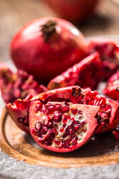 Granatäpple. Bitar av dvila granatäpple på tallrik — Stockfoto