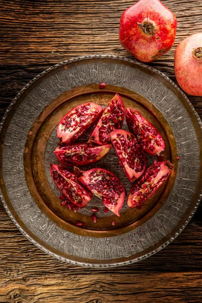 Granaatappel. Stukken van drust granaatappel op plaat — Stockfoto