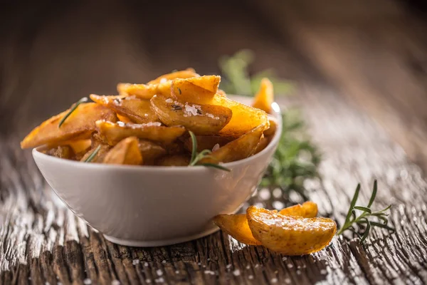 Aardappelen. Geroosterde Amerikaanse aardappelen met rozemarijn peper en komijn — Stockfoto