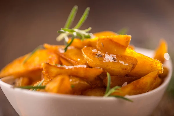 Patates. Biberiye tuz ve kimyon ile kavrulmuş Amerikan patates — Stok fotoğraf