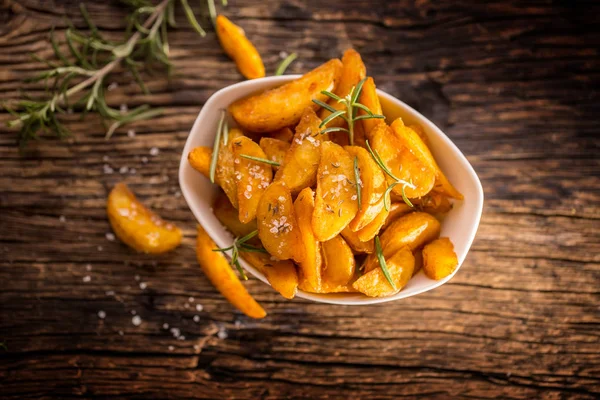 Patates. Biberiye tuz ve kimyon ile kavrulmuş Amerikan patates