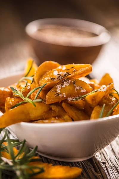 Des pommes de terre. Pommes de terre américaines rôties au romarin et au cumin — Photo