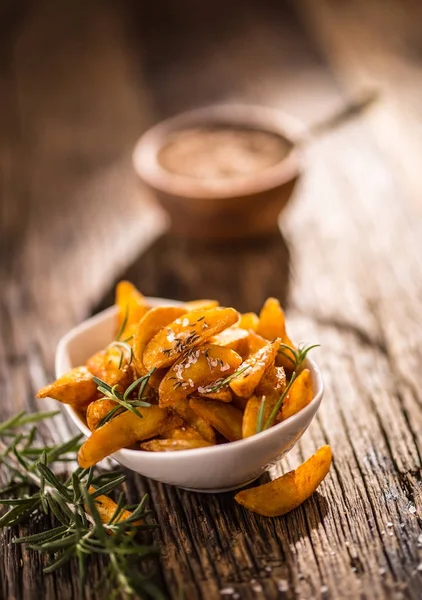 Patates. Biberiye tuz ve kimyon ile kavrulmuş Amerikan patates — Stok fotoğraf