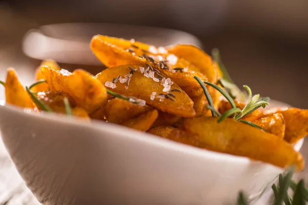 Картошка. Жареный американский картофель с розмарином соли и тмина — стоковое фото