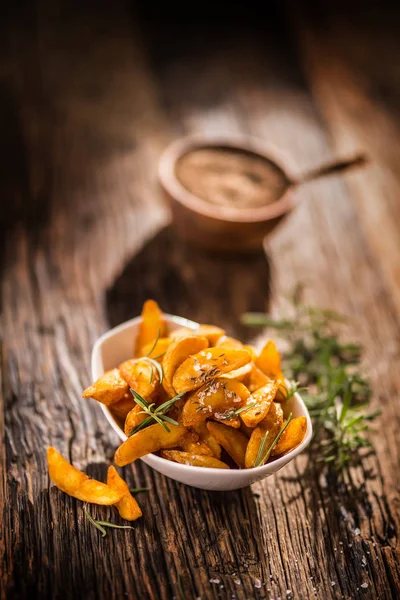 Patates. Biberiye tuz ve kimyon ile kavrulmuş Amerikan patates