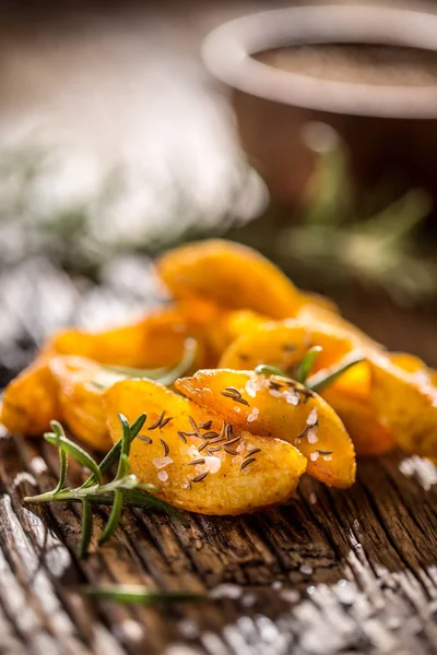 Potatis. Rostad amerikansk potatis med rosmarin salt och kummin — Stockfoto