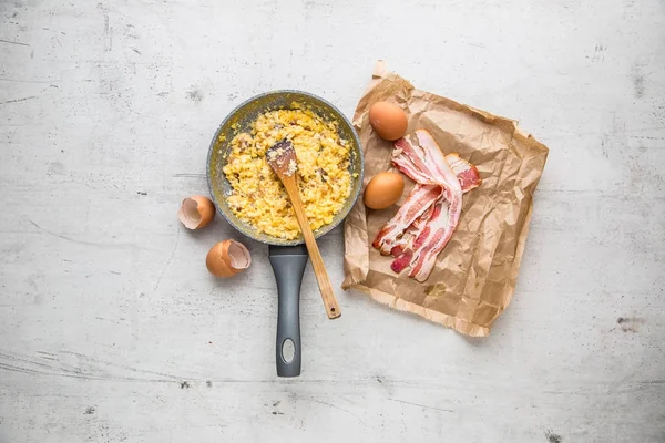 ハムと卵。セラミックのフライパンでベーコンとスクランブルエッグ — ストック写真