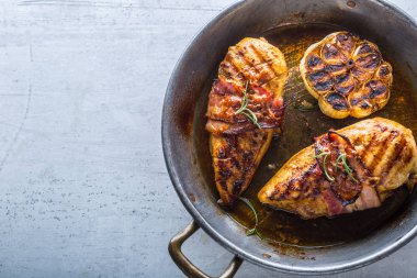Izgara tavuk göğsü. Pastırma ve sarımsak Pan ile kavrulmuş tavuk göğsü