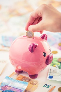 Euro para euro banknot euro para birimi cinsinden ve kumbara.