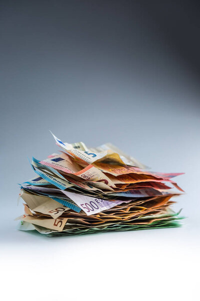 Евро деньги евро банкноты евро валюта. Лежащие свободные банкноты евро
