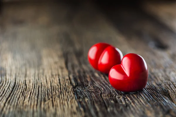 Valentines rood hart. Één twee rood hart op houten tafel. Huwelijk of valentijn dag — Stockfoto