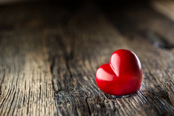 San Valentín corazón rojo. Un corazón rojo dos en la mesa de madera. Boda o día de San Valentín — Foto de Stock