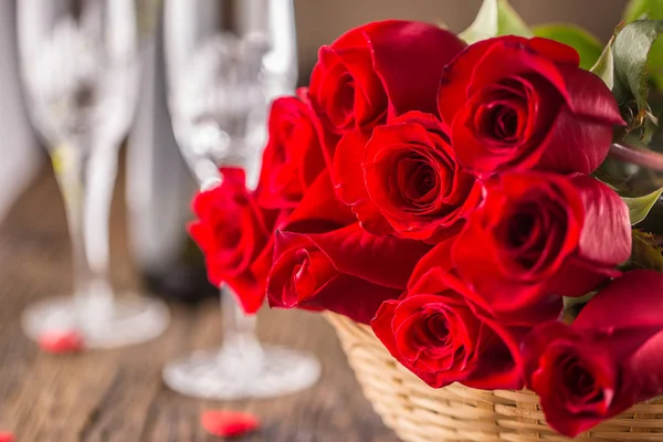 Concepto de boda San Valentín. Ramo de rosas con corazones rojos sobre mesa de madera — Foto de Stock