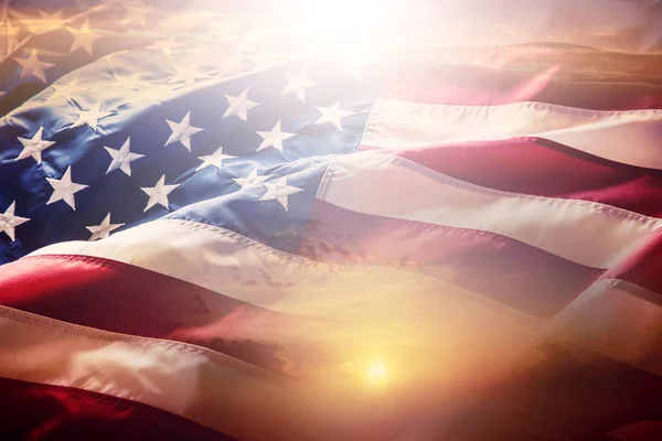 Σημαία των ΗΠΑ. Αμερικανική σημαία. Αμερικανική σημαία Ανεμος φυσά στο ηλιοβασίλεμα ή sunrise. — Φωτογραφία Αρχείου