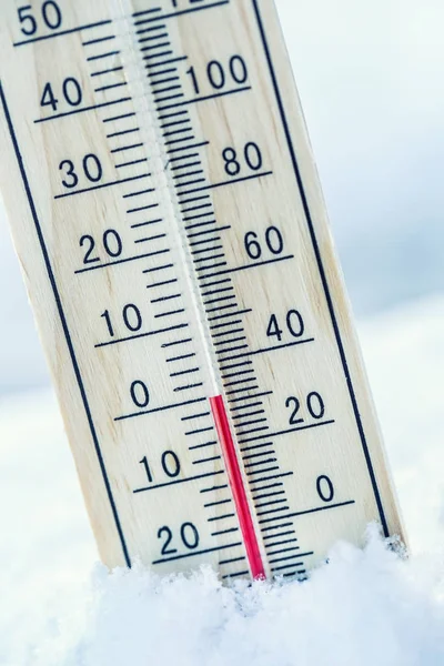 Termometern på snö visar låga temperaturer noll. — Stockfoto