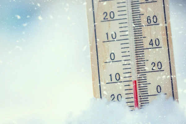 Thermometer on snow shows low temperatures under zero. — Stock Photo, Image