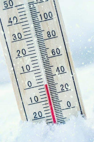 Termometern på snö visar låga temperaturer noll. — Stockfoto