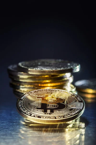 Bitcoin. Bitcoins de oro y plata - criptomoneda virtual —  Fotos de Stock