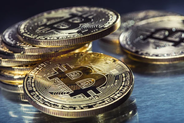 Bitcoin. Bitcoins de oro y plata - criptomoneda virtual —  Fotos de Stock