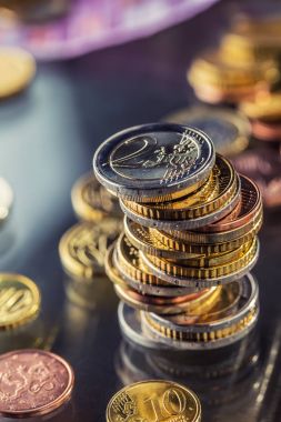 Avro paraları farklı pozisyonlarda üst üste istiflenmiştir.