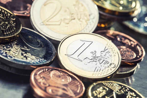 Monete in euro impilate l'una sull'altra in posizioni diverse. — Foto Stock