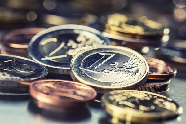 Op elkaar gestapelde euromunten in verschillende posities. — Stockfoto