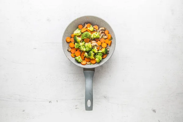 Vegán kerámia pan brokkoli sárgarépa és a gombát. Vegetáriánus étel- és ingrediention. — Stock Fotó