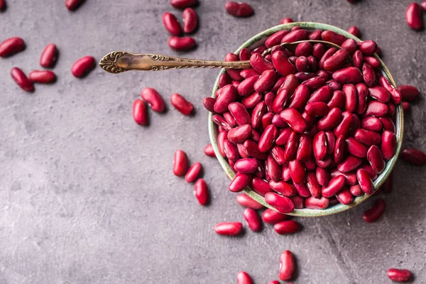 Feijão vermelho. Feijão vermelho na tigela na mesa — Fotografia de Stock