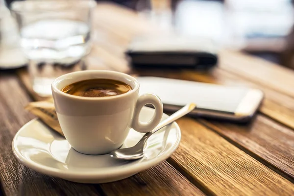Καφέ. Φλιτζάνι καφέ κινητό τηλέφωνο στο τραπέζι στο εστιατόριο καφέ σπίτι με βεράντα. Διάλειμμα για καφέ επιχείρηση — Φωτογραφία Αρχείου