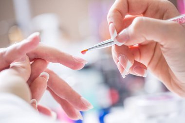 Uzman resim kadın jel tırnak manikür. Resim - Fransız manikür