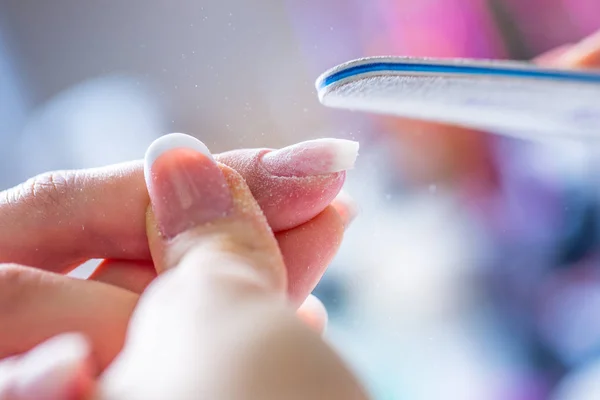 Detail manikúra ženské nehtů nail salon — Stock fotografie