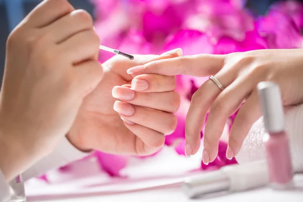 Manikůra specialista lakování žena gel na nehty. Art - francouzská manikúra — Stock fotografie