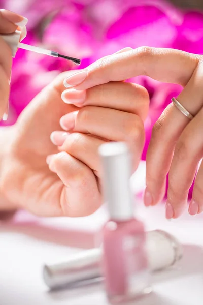 Especialista en manicura pintando uñas de gel mujer. Arte - Manicura francesa —  Fotos de Stock